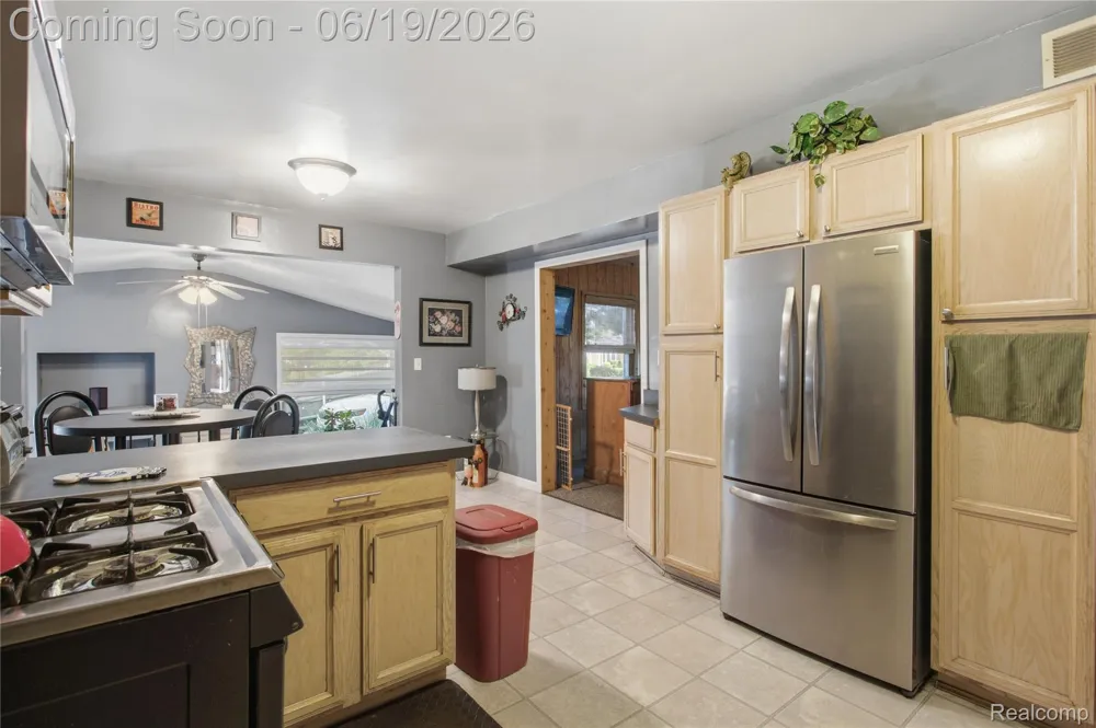 21211 Ardmore Park Drive St Clair Shores City, MI 48081
