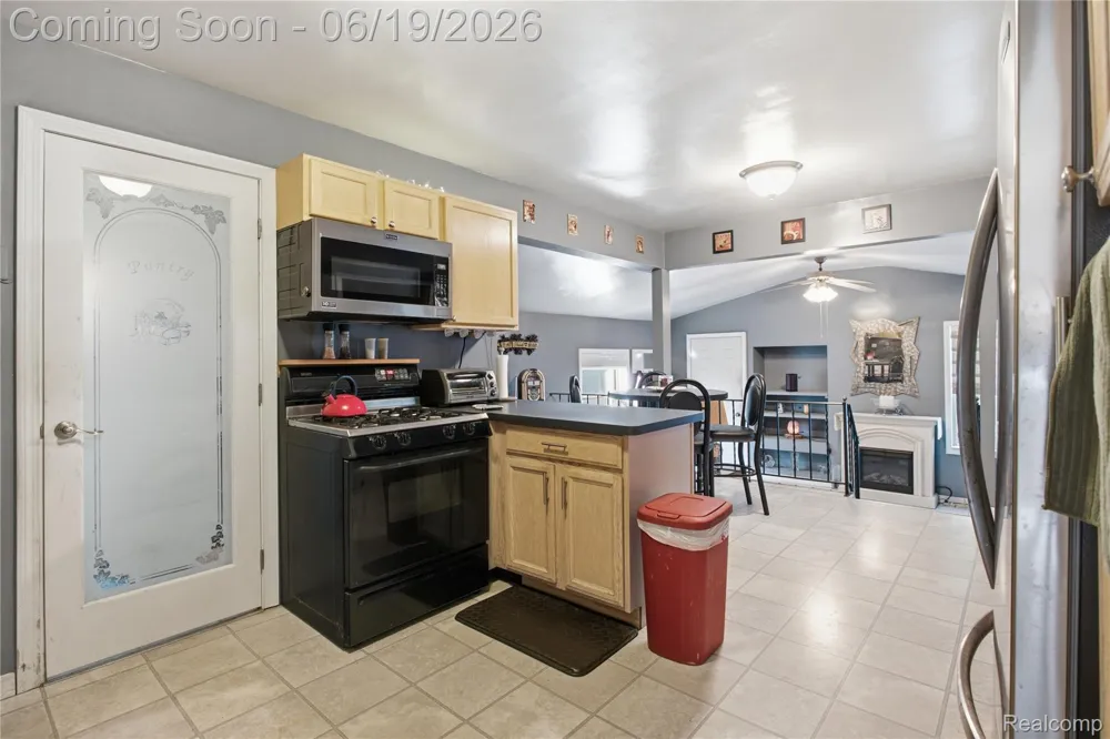 21211 Ardmore Park Drive St Clair Shores City, MI 48081