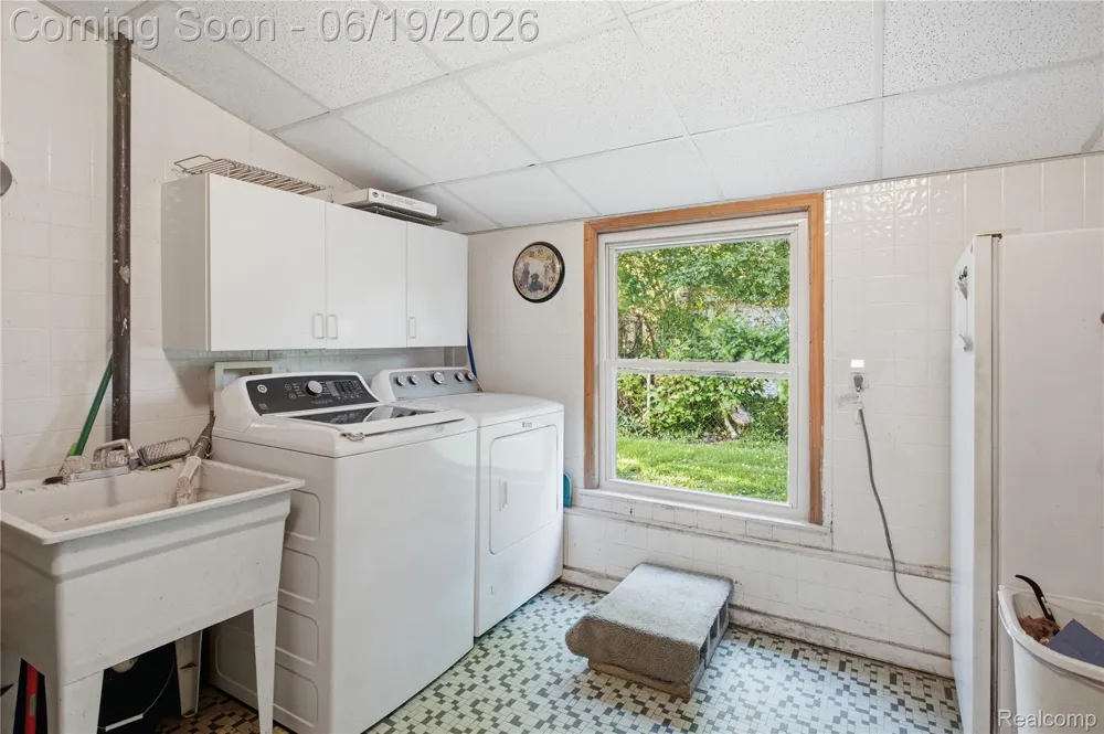 21211 Ardmore Park Drive St Clair Shores City, MI 48081