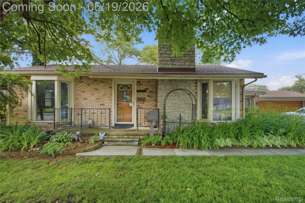 21211 Ardmore Park Drive St Clair Shores City, MI 48081
