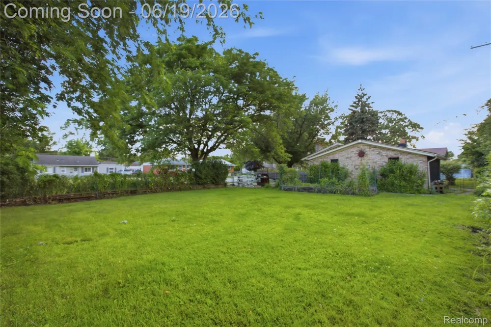 21211 Ardmore Park Drive St Clair Shores City, MI 48081