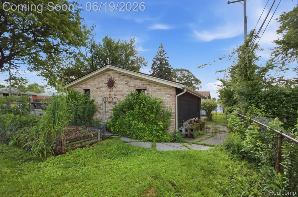 21211 Ardmore Park Drive St Clair Shores City, MI 48081