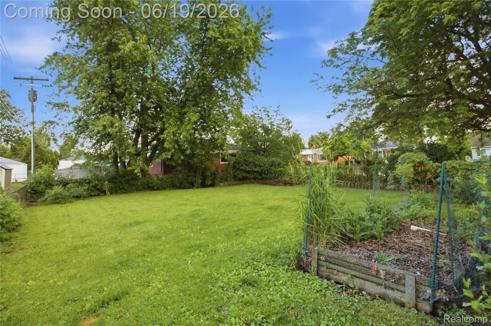 21211 Ardmore Park Drive St Clair Shores City, MI 48081