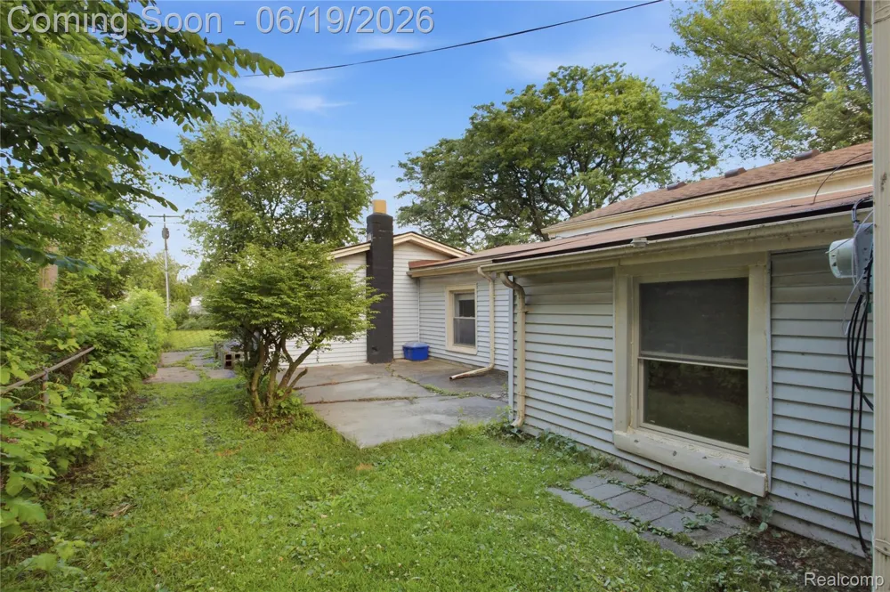 21211 Ardmore Park Drive St Clair Shores City, MI 48081