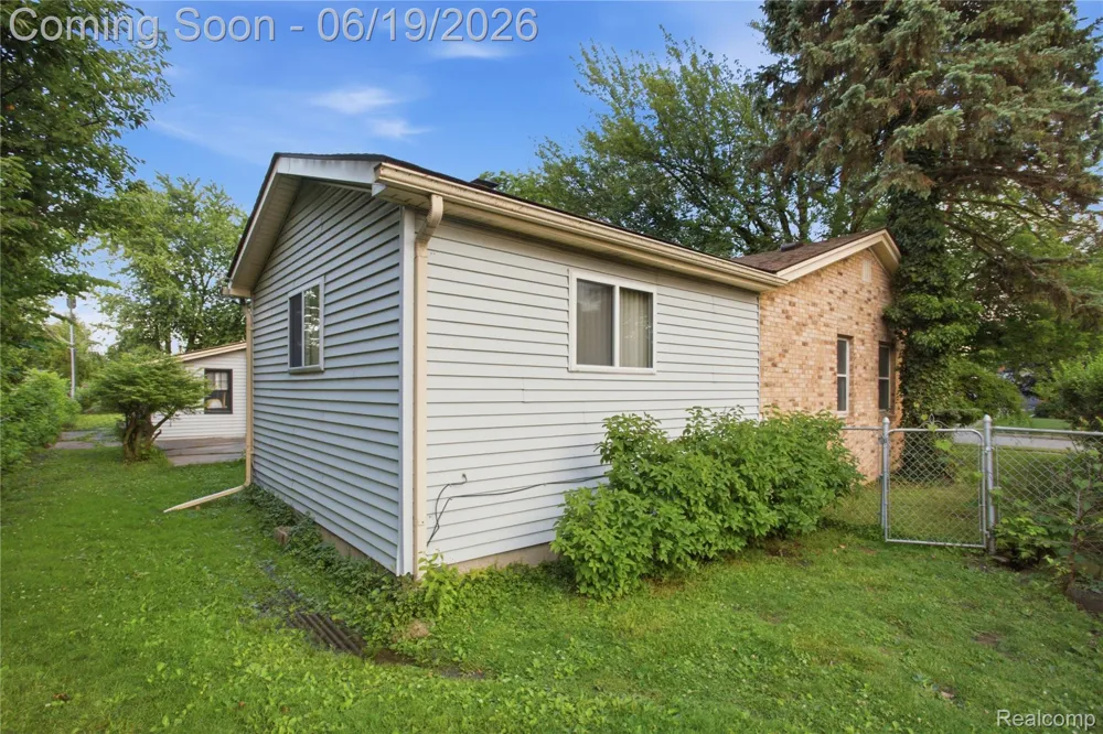 21211 Ardmore Park Drive St Clair Shores City, MI 48081