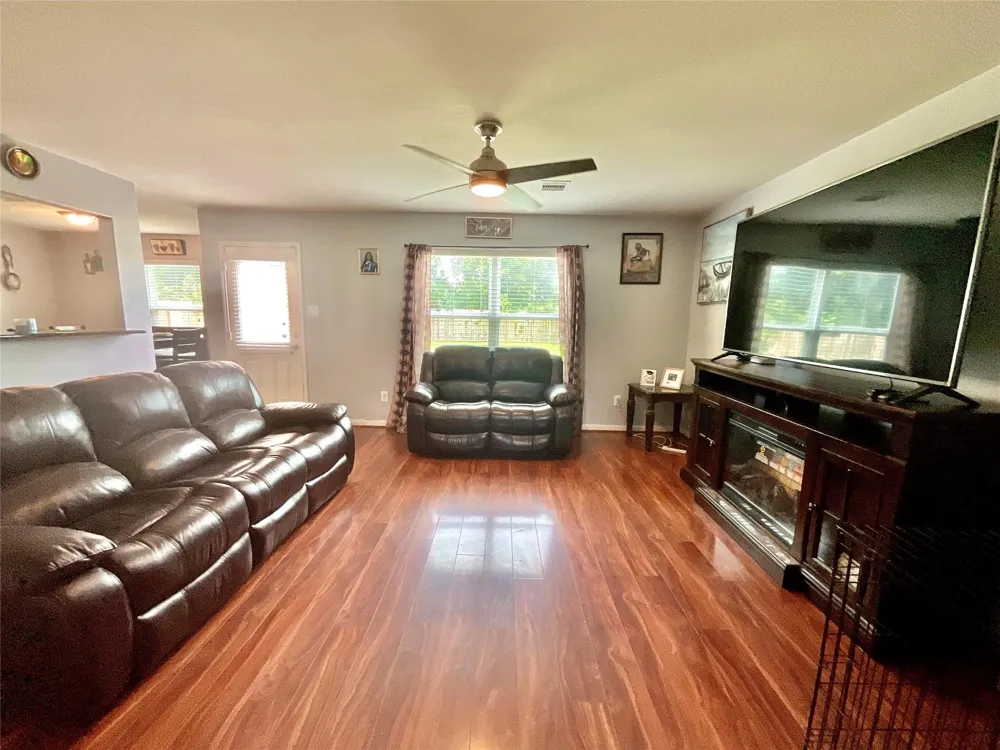 2522 Tracy Lane Highlands, TX 77562
