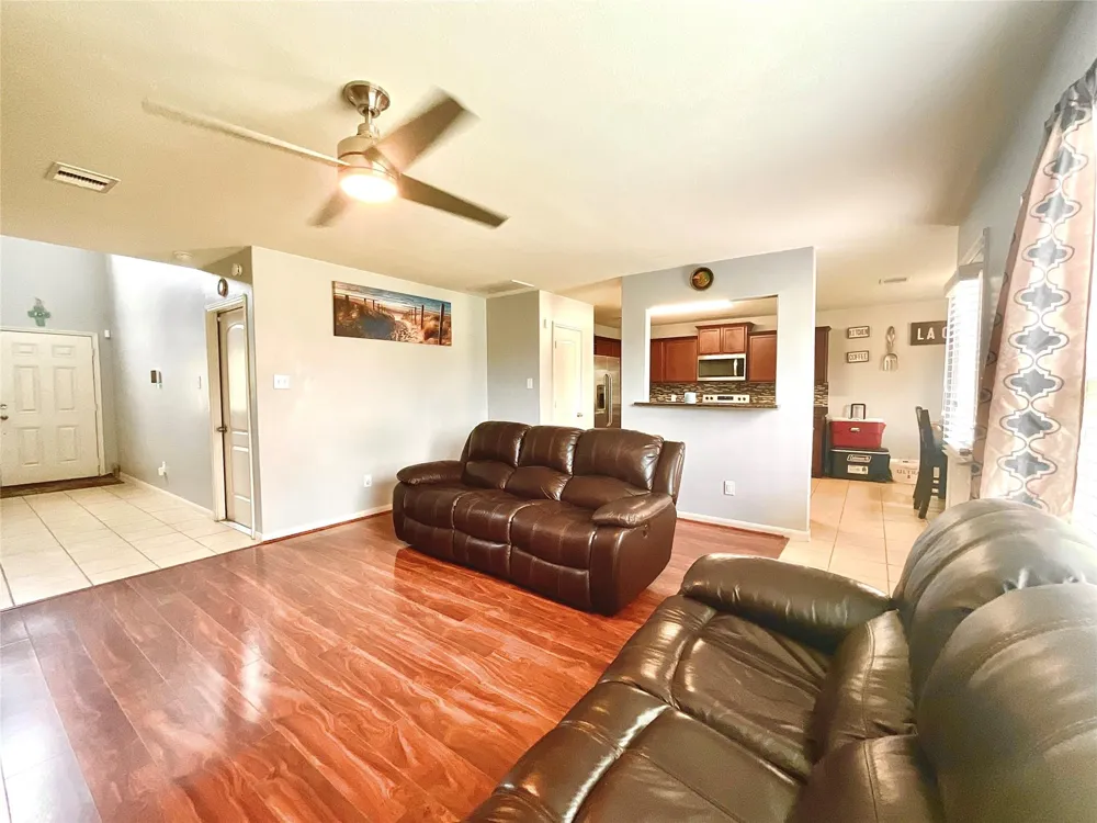 2522 Tracy Lane Highlands, TX 77562