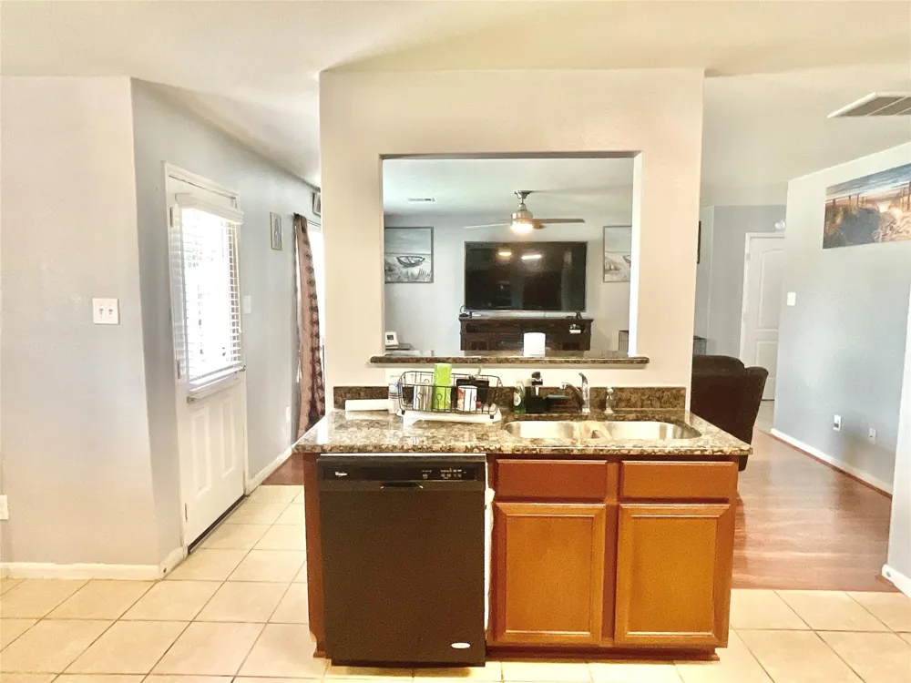 2522 Tracy Lane Highlands, TX 77562