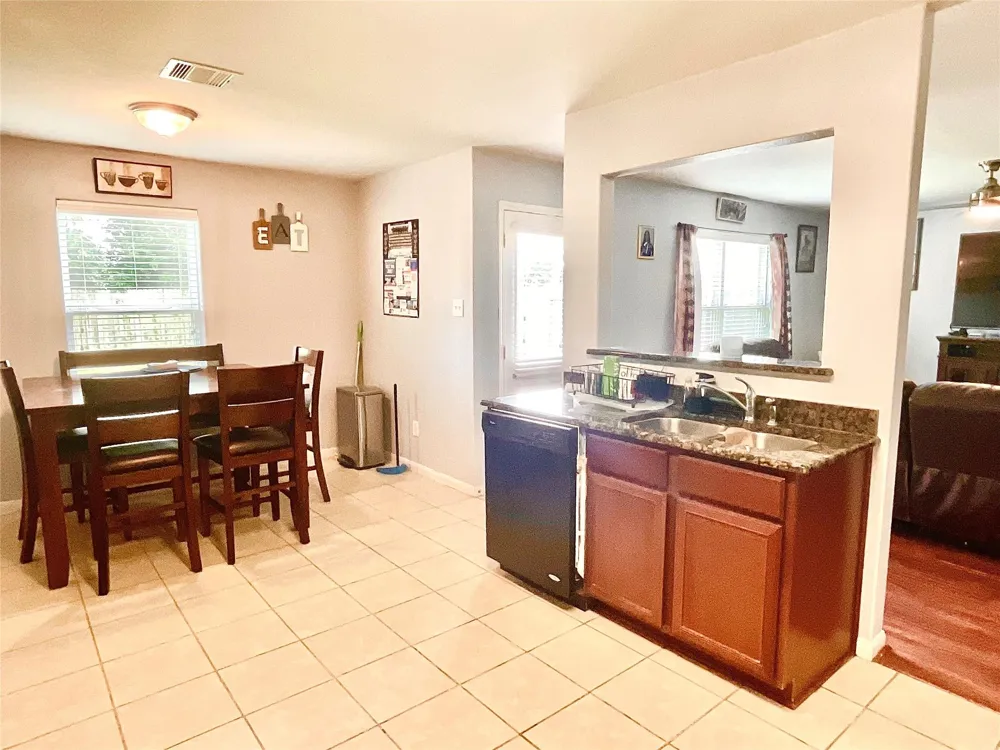 2522 Tracy Lane Highlands, TX 77562