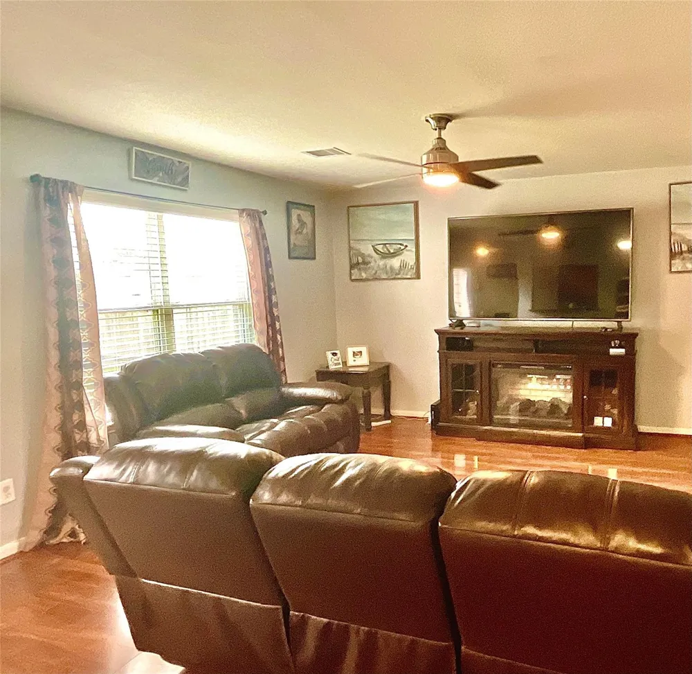2522 Tracy Lane Highlands, TX 77562