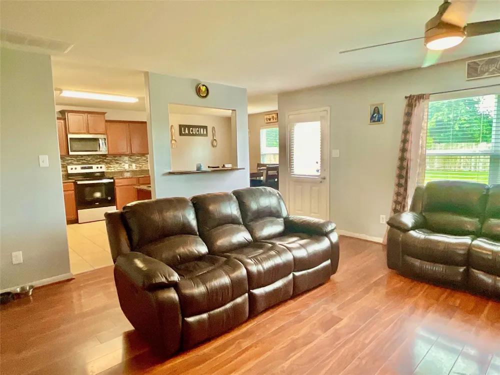 2522 Tracy Lane Highlands, TX 77562