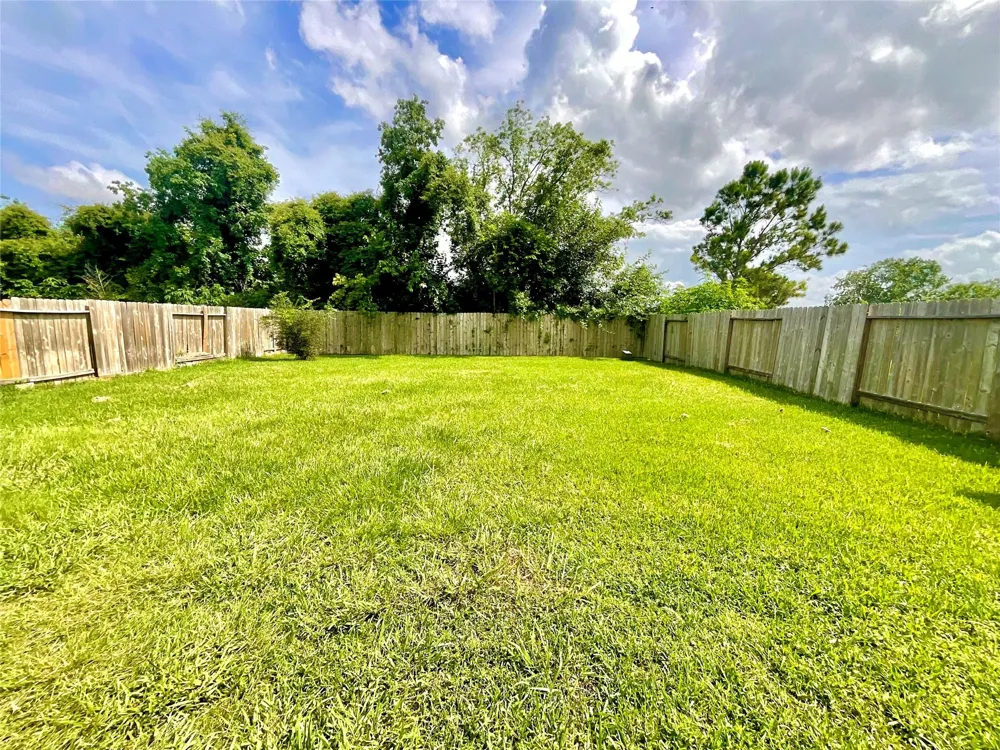 2522 Tracy Lane Highlands, TX 77562