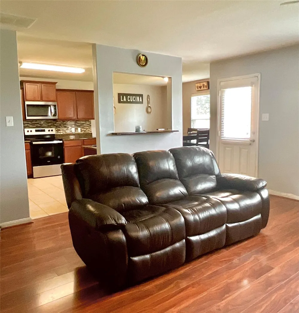 2522 Tracy Lane Highlands, TX 77562