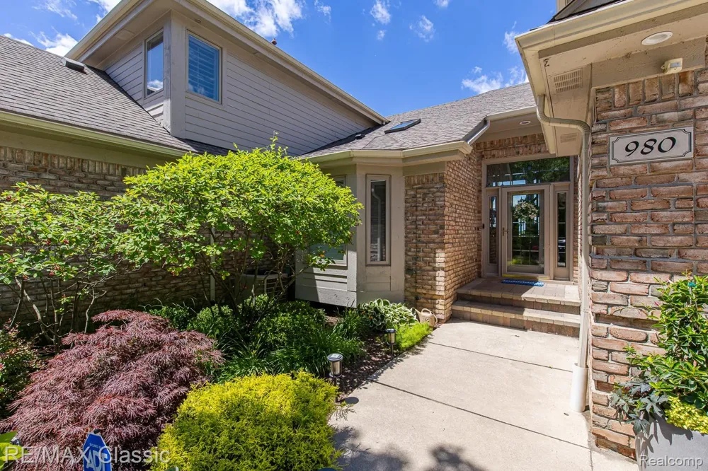 980 Sunset Drive Waterford Charter Township, MI 48328