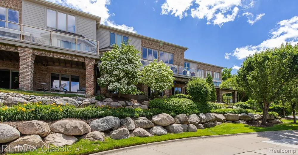 980 Sunset Drive Waterford Charter Township, MI 48328