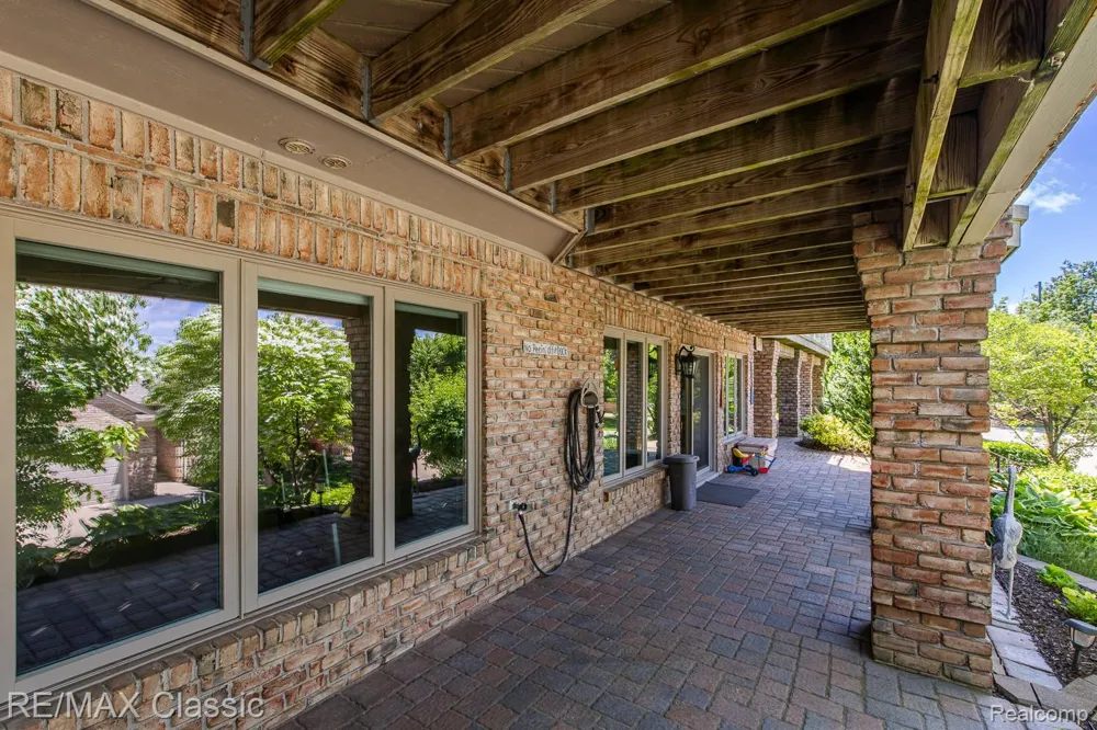 980 Sunset Drive Waterford Charter Township, MI 48328