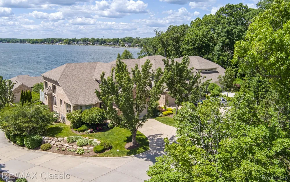 980 Sunset Drive Waterford Charter Township, MI 48328