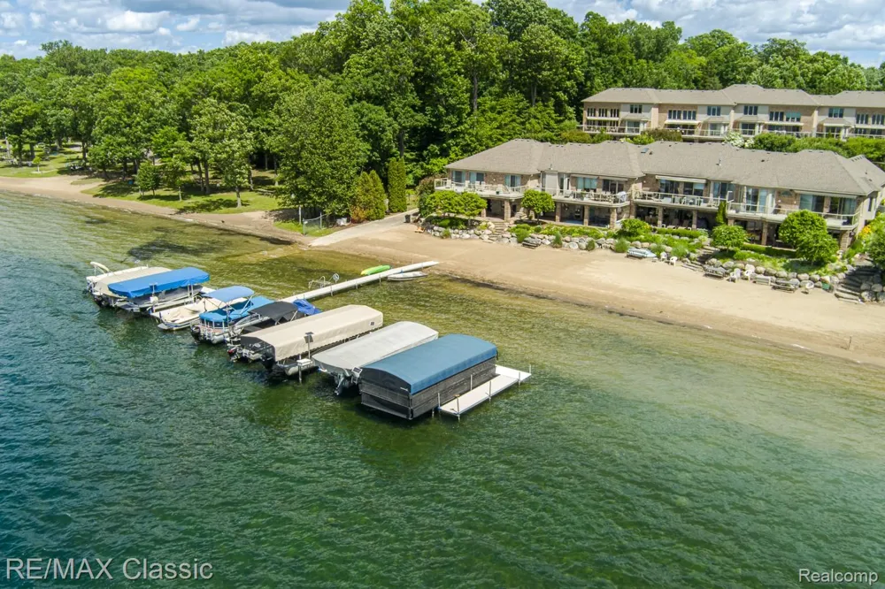 980 Sunset Drive Waterford Charter Township, MI 48328