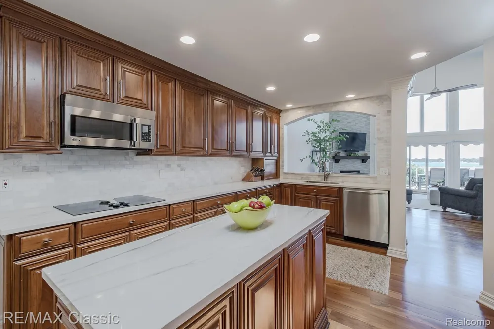 980 Sunset Drive Waterford Charter Township, MI 48328