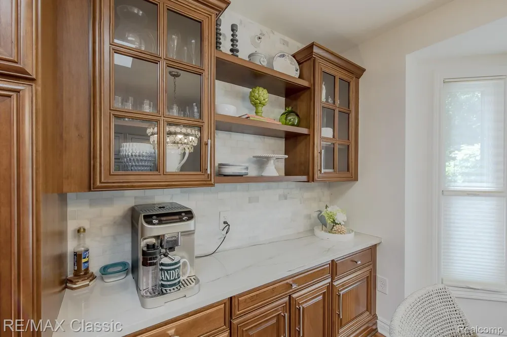 980 Sunset Drive Waterford Charter Township, MI 48328