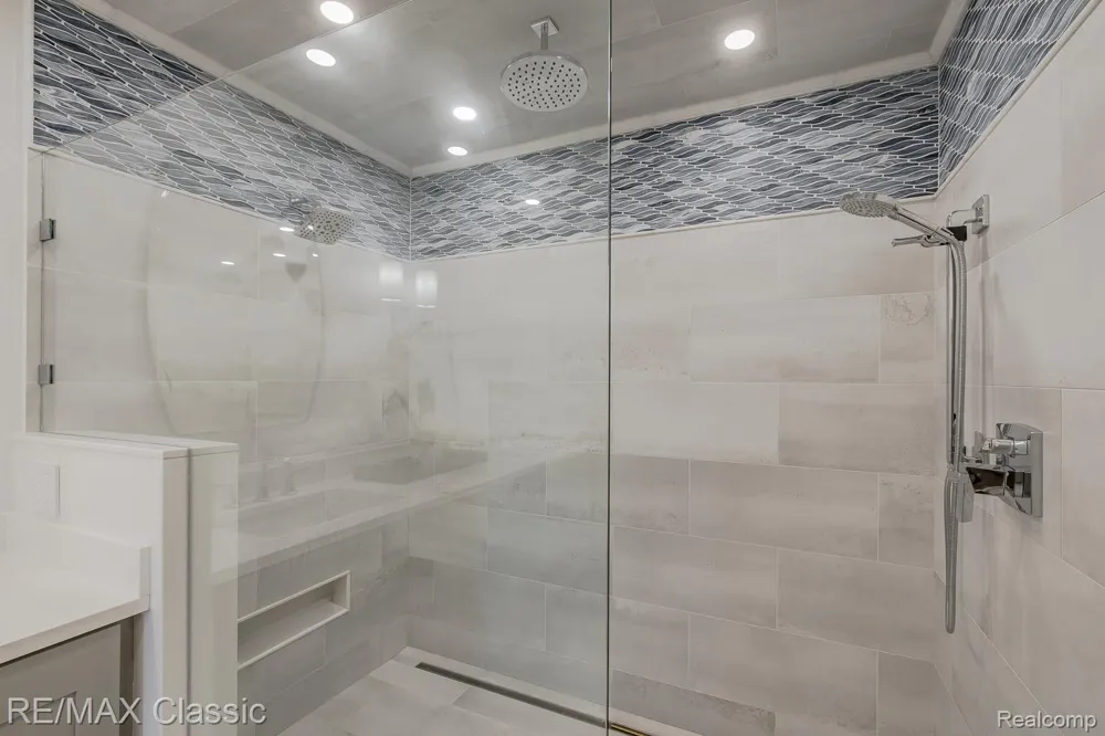 980 Sunset Drive Waterford Charter Township, MI 48328