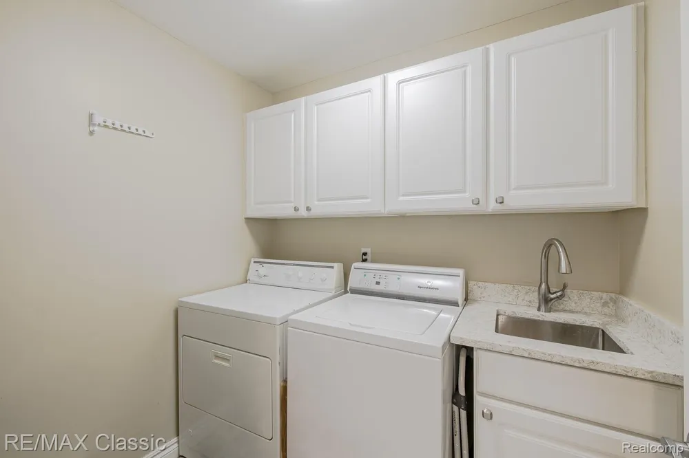 980 Sunset Drive Waterford Charter Township, MI 48328