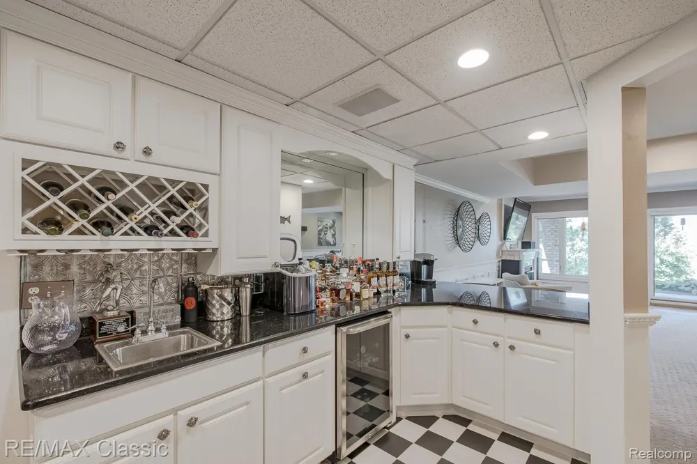 980 Sunset Drive Waterford Charter Township, MI 48328