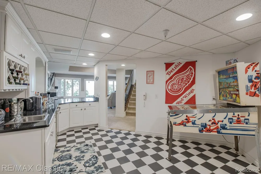 980 Sunset Drive Waterford Charter Township, MI 48328