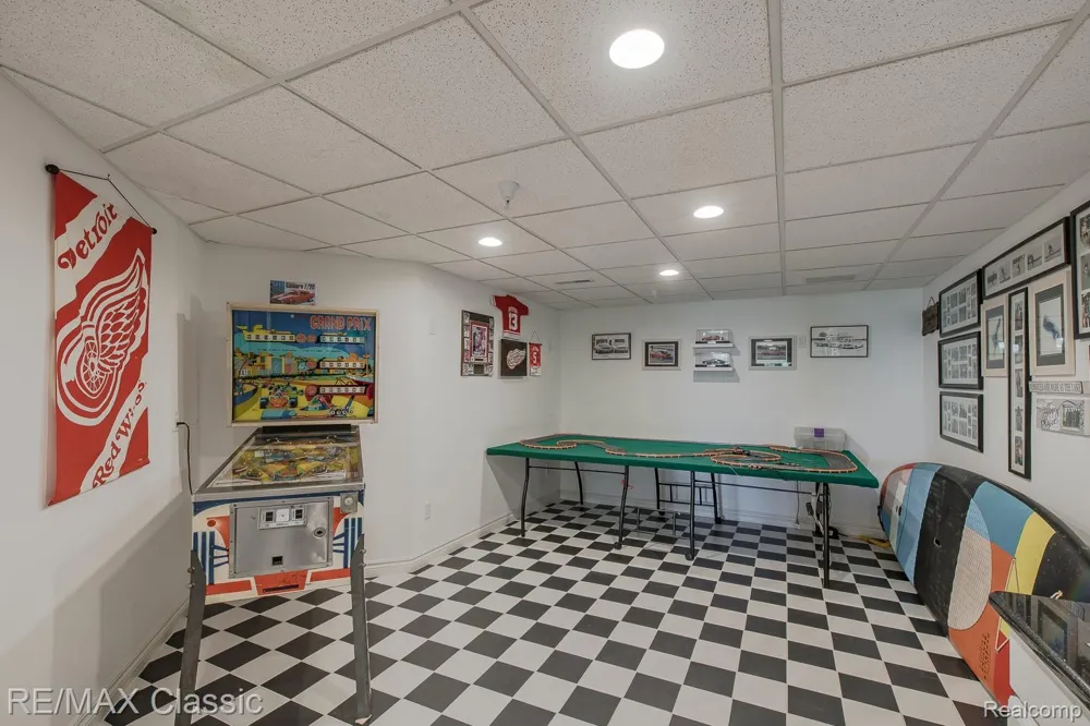 980 Sunset Drive Waterford Charter Township, MI 48328