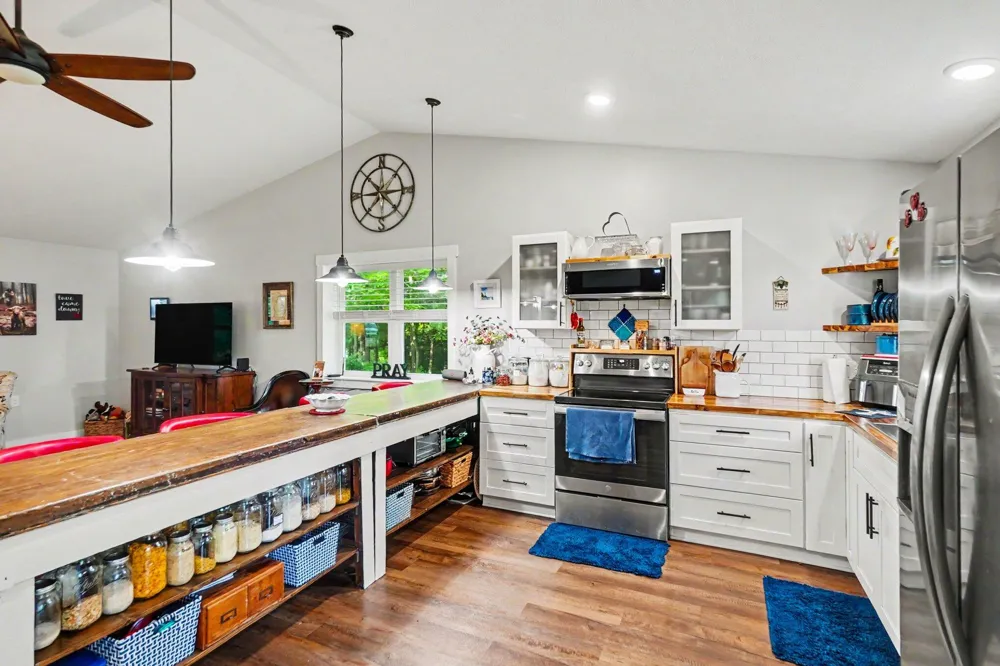 22032 Pine Valley Drive Burdell Township, MI 49688