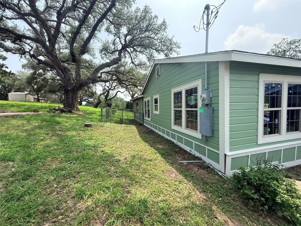 909 Moss Lane Cuero, TX 77954