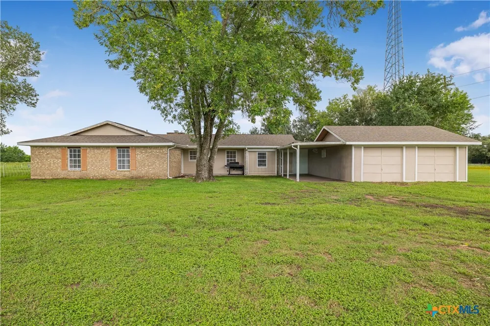 2631 Benbow Road Inez, TX 77968