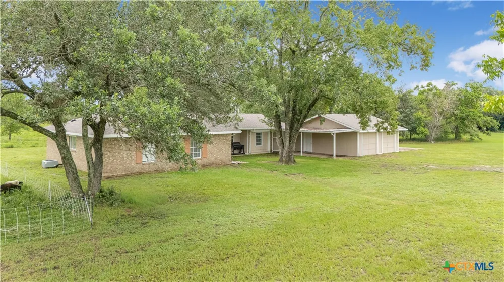 2631 Benbow Road Inez, TX 77968