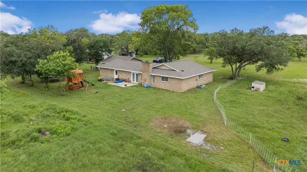 2631 Benbow Road Inez, TX 77968