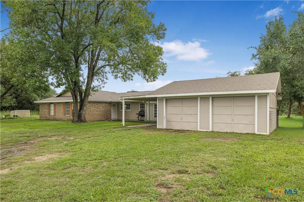 2631 Benbow Road Inez, TX 77968