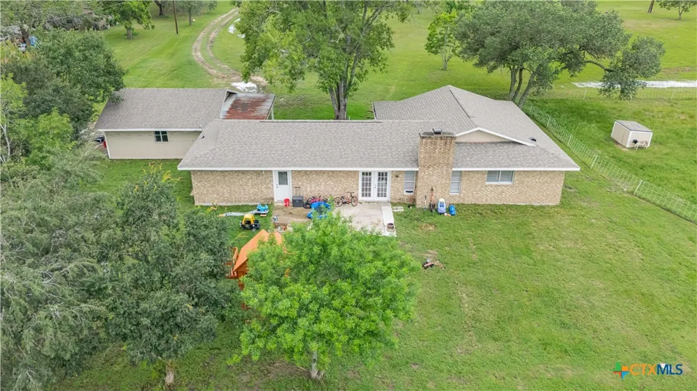 2631 Benbow Road Inez, TX 77968