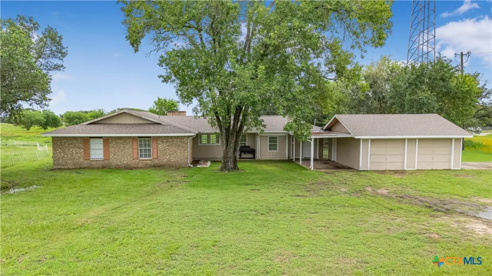 2631 Benbow Road Inez, TX 77968