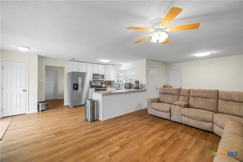 2631 Benbow Road Inez, TX 77968