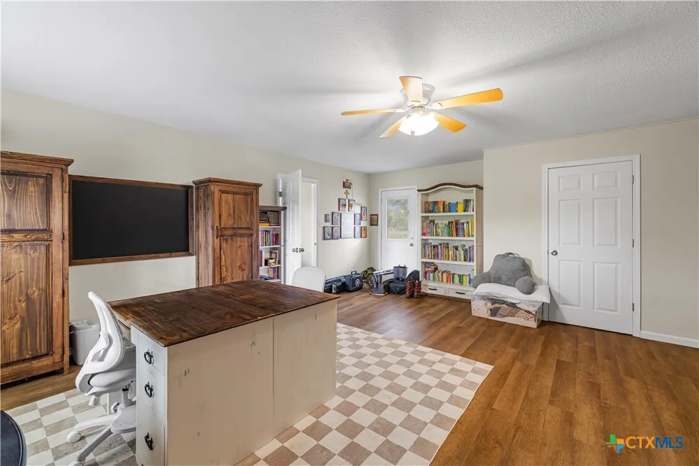 2631 Benbow Road Inez, TX 77968
