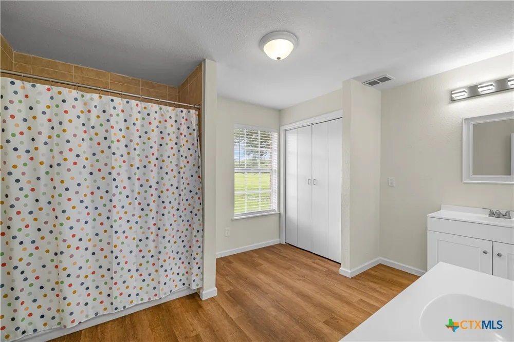 2631 Benbow Road Inez, TX 77968