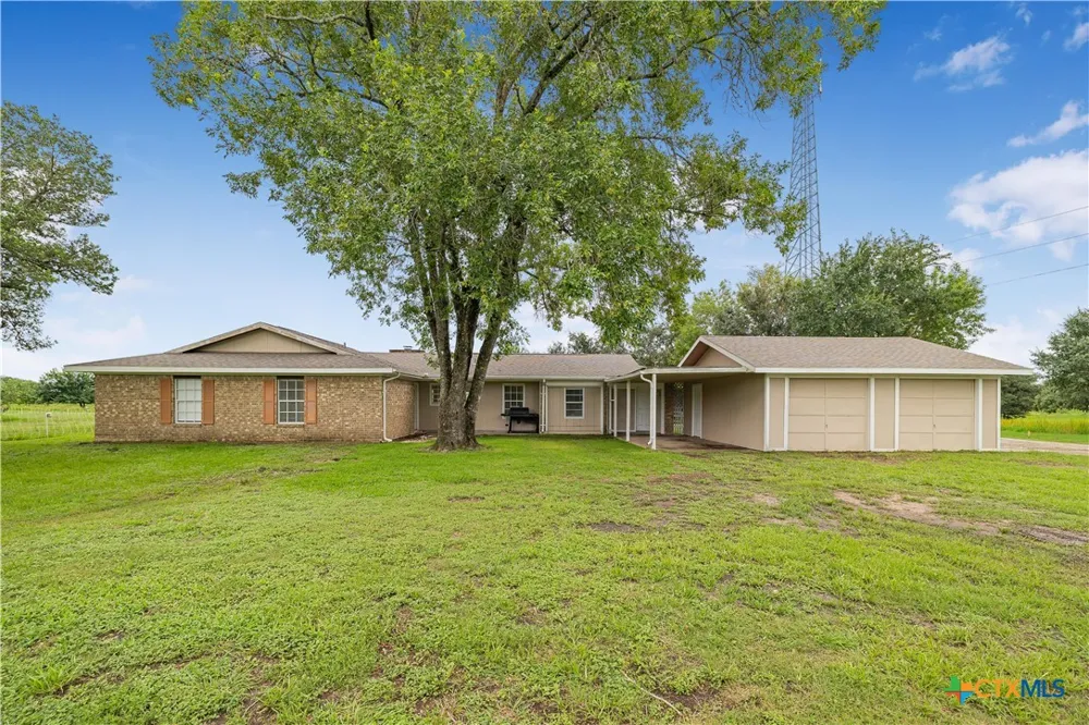 2631 Benbow Road Inez, TX 77968