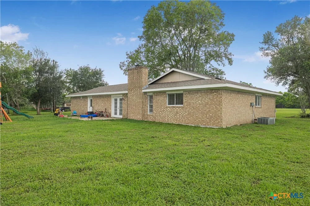 2631 Benbow Road Inez, TX 77968