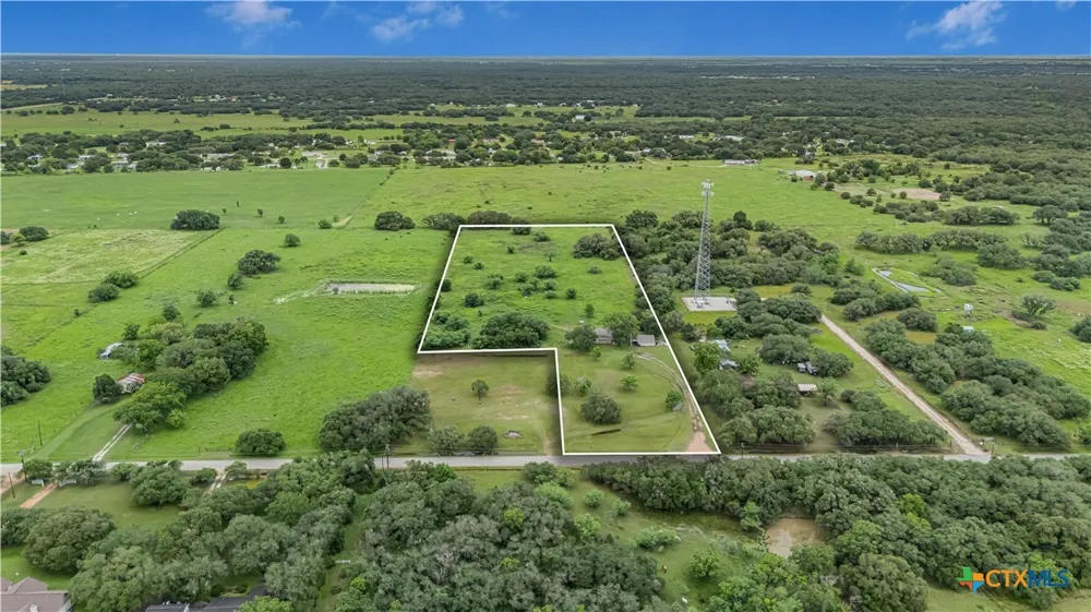 2631 Benbow Road Inez, TX 77968