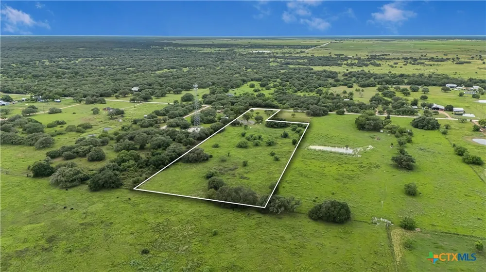 2631 Benbow Road Inez, TX 77968