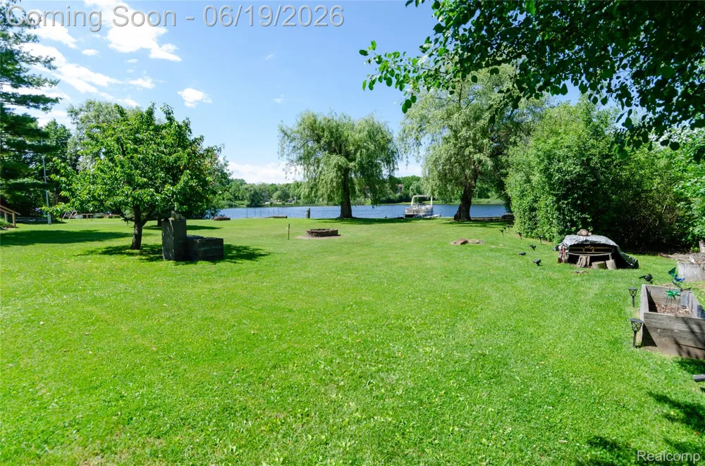 337 Lansing Drive Waterford Charter Township, MI 48328