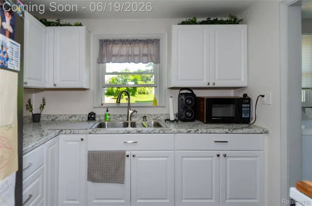 337 Lansing Drive Waterford Charter Township, MI 48328