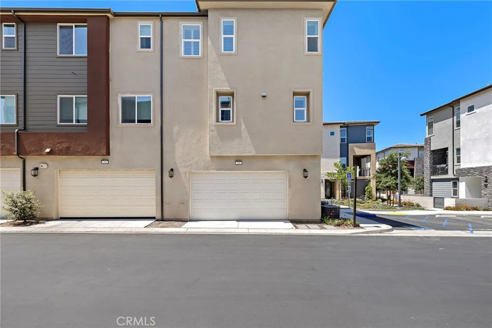 259 Lynx Irvine, CA 92618