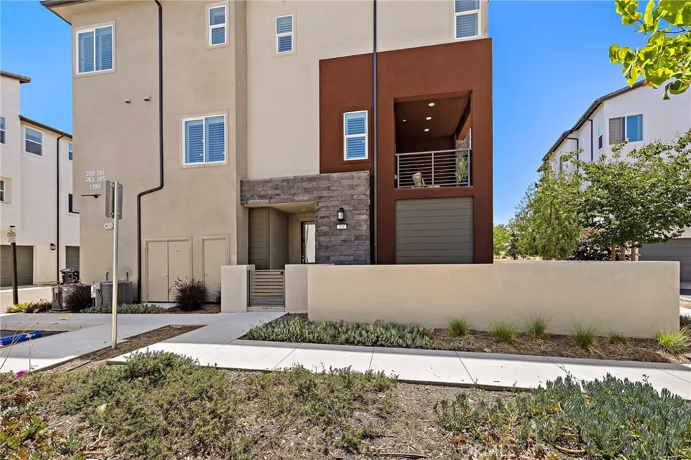 259 Lynx Irvine, CA 92618