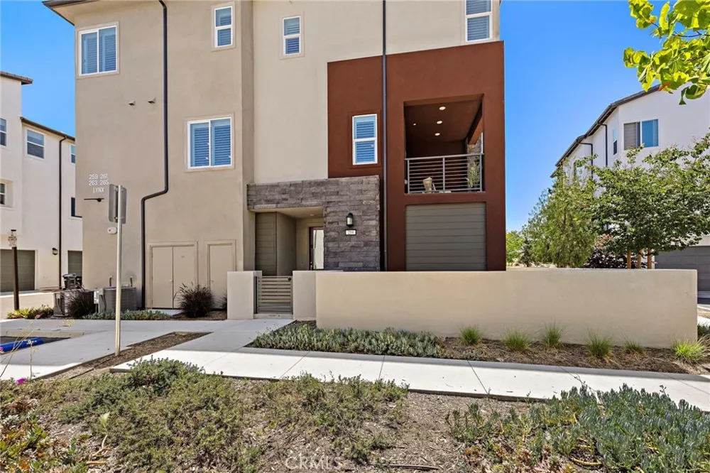 259 Lynx Irvine, CA 92618