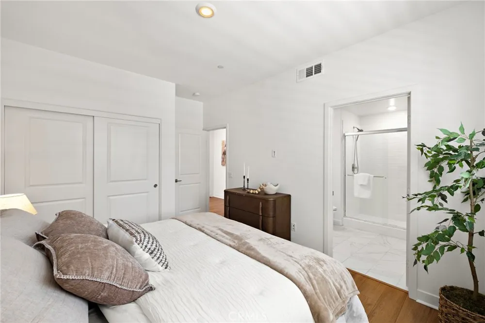 259 Lynx Irvine, CA 92618